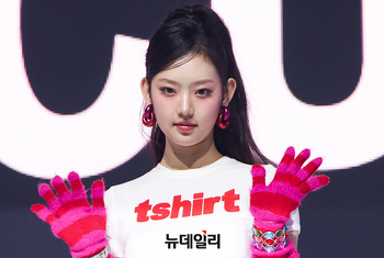 [포토] 키키 이솔 '시크한 손인사'