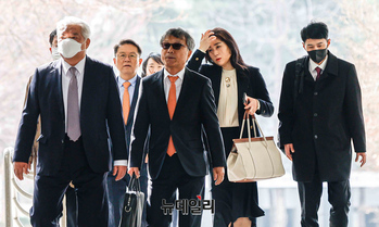 [포토] 내란수괴 공판준비기일 출석하는 대통령 변호인단