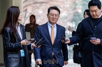 [포토] 공판기일 출석하는 윤갑근 변호사