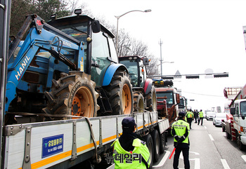 [포토] '전농' 트랙터 실은 화물차 상경 시도...경찰 제지