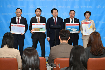 [포토] 기자들의 질문에 답하는 성일종 국방위원장