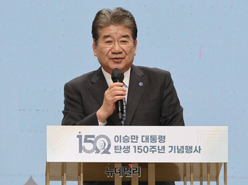 [포토] 이승만 탄생 150주년 기념행사, 축사하는 강석호 총재
