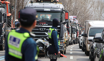 [포토] 경찰, '전농' 트랙터 실은 화물차 상경 차단… 남태령 도로 정체 극심