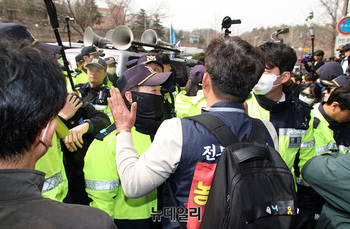 [포토] 경찰과 대치하는 전국농민회총연맹
