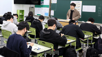 [포토] 올해 첫 '전국연합학력평가' 치르는 학생들