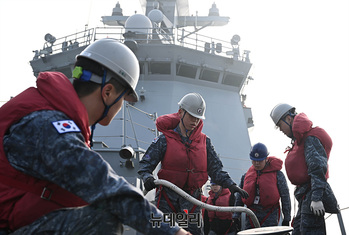 [포토] 해상기동훈련 출항 준비하는 승조원들