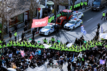 [포토] 도로 막고 집회하는 전국농민회총연맹 시위대