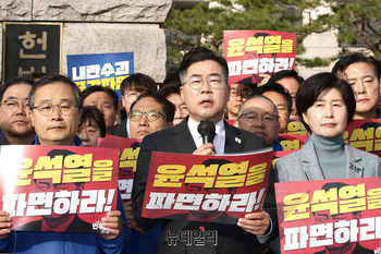 [포토] 윤석열 대통령 신속파면 촉구하는 민주당 의원들