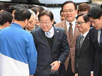[포토] 법원 향하며 의원들과 인사 나누는 이재명 대표