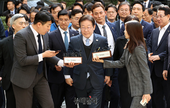 [포토] 민주당 의원들 뒤로하고 법원 향하는 이재명 대표