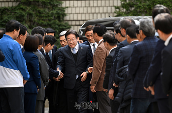 [포토] 아무말 없이 법원 향하는 이재명 