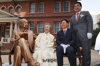 [포토] 이승만 동상서 기념촬영하는 유족과 배준영 의원