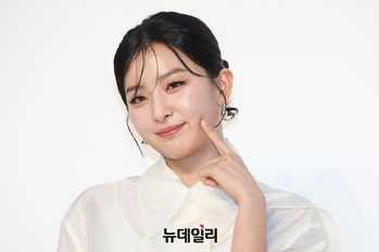 [영상] 레드벨벳 슬기 '귀엽게 볼 콕'