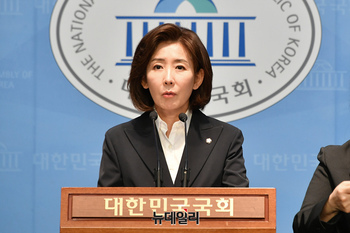 [포토]  서해수호기념관 건립법 발의하는 나경원 의원