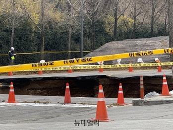 "싱크홀 지뢰밭에 사는 것 같다" 명일동 주민들, 트라우마 호소