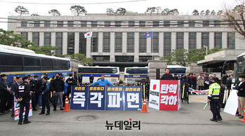 [포토] 의견 갈리는 여야 '즉각파면·탄핵각하'