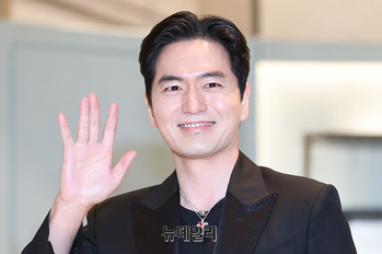 [영상] 이진욱, 반지 끼고 손인사