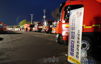 [포토] 전국서 모인 소방차량, 경북 산불 진화 총력