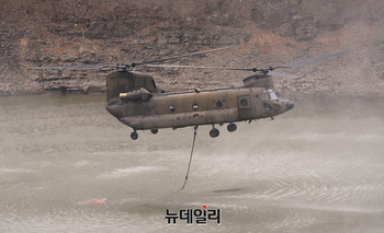 [포토] '경북 산불' 지원나선 육군 치누크 수송헬기