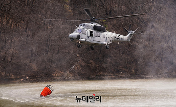 [포토] '산불 진화' 담수하는 해병대 마린온 수송헬기 