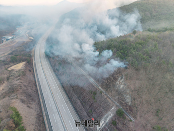[포토] 안동 산불 재발화, 중앙고속도로 남안동IC-서안동IC 양방향 통제