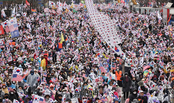 [포토] 3월 마지막주말 궂은날씨에 이어지는 대통령 탄핵반대 국민대회