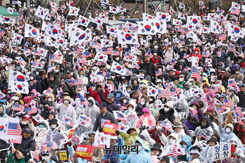 [포토] 눈 내리는 3월 마지말 주말, 이어지는 광화문 탄핵반대 국민대회