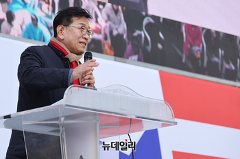 [포토] 석동현 국민변호인단장 "탄핵기각 막바지..끝까지 국민힘 모아달라"
