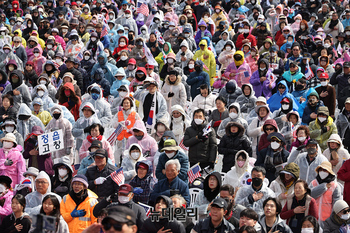 [영상] 3월 마지막 주말, 비옷 입고 전국서 모인 탄핵반대 광화문 인파