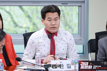 [포토] 각하·기각 촉구 토론회 참석한 한국사 강사 전한길