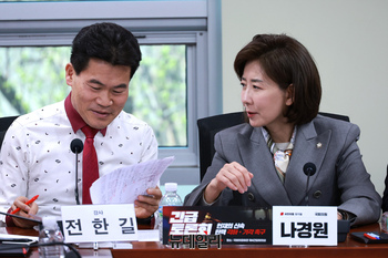 [포토] 대화 나누는 나경원·전한길