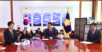[포토] 대화 나누는 여야 원내대표와 국회의장