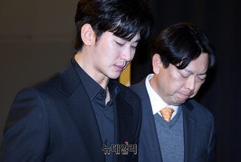 [포토] 기자회견 퇴장하는 김수현