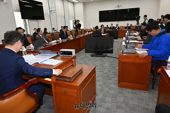 [포토] 헌법재판관 임기연장법 상정하는 박범계 소위원장