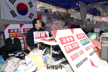 [포토] '탄핵반대' 릴레이 시위 이어가는 김종양 의원 