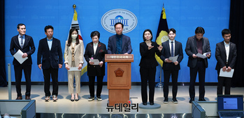 [포토] 탄핵인용 촉구하는 탈북단체 회원들