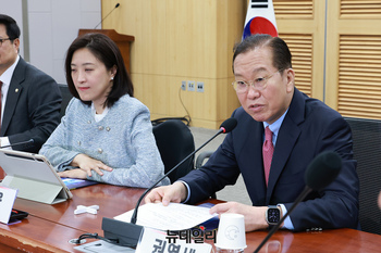[포토] 개인정보 활용 방안 세미나서 축사하는 권영세 위원장