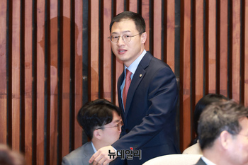 [포토] 의원총회 참석하는 김상욱 국민의힘 의원