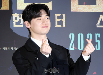 [영상] 거룩한밤 이다윗 '손가락 하트'