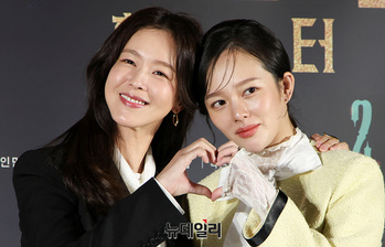 [포토] 거룩한밤 경수진-정지소 '함께 하트' 