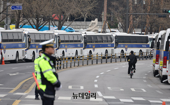 [포토] 긴장감 도는 헌법재판소...안국역 일부 출입구 폐쇄