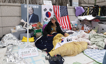 [포토] 탄핵반대 28일째 투쟁이어가는 전지영 씨