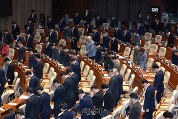 [포토] 경북 산불 희생자 추모 묵념하는 여야 의원들