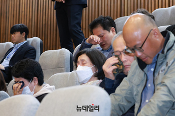 [포토] 법안 통과에 눈물 흘리는 코로나 백신 피해자 및 유족들
