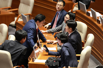 [포토] 대화 나누는 박형수 원내수석부대표와 박충권 의원