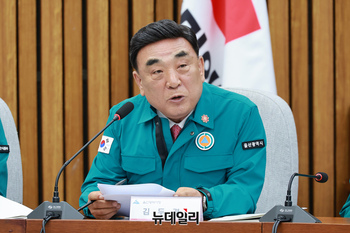 [포토] 산불 피해 상황 설명하는 김두겸 울산시장