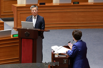 [포토] 긴급현안질문 출석한 김석우 법무부 차관