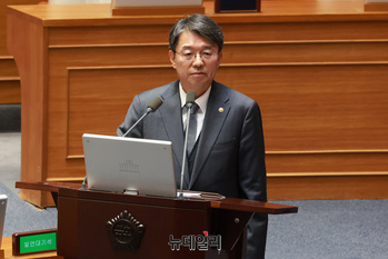 [포토] 본회의 출석한 김정원 헌법재판소 사무처장