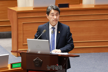 [포토] 현안질의 출석한 이주호 사회부총리 겸 교육부 장관