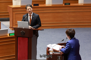 [포토] 질의에 답하는 안덕근 산업통상자원부 장관
